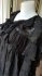 Abito nero con maniche in pizzo