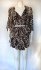 Abito leopardato con scollo a V