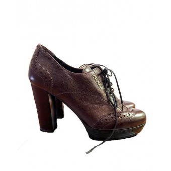 stivaletto marrone in pelle allacciato 