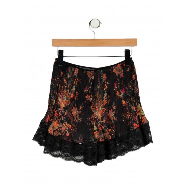 Shorts plissè con pizzo Shorts plissè con pizzo